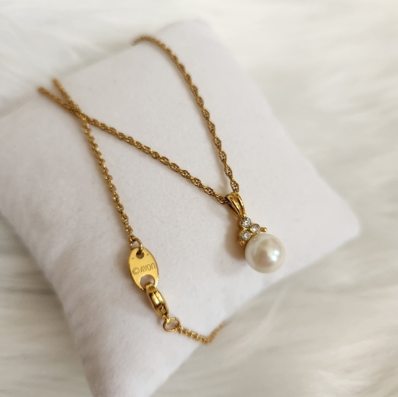 Vintage 1999 Avon Creme Pearl Pendant  Goldtone Necklace - Picture 5 of 6